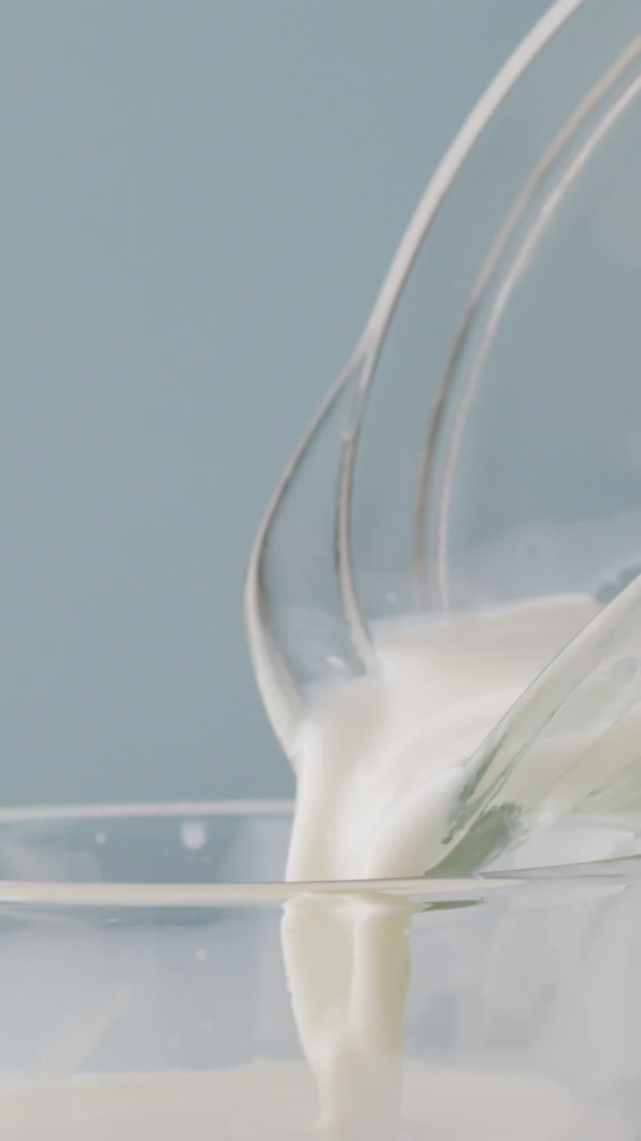 видео стакана и кувшина молока с копировальным пространством на синем фоне