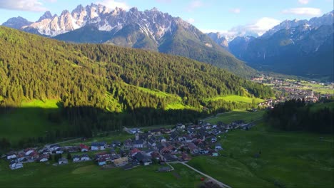 foto aérea de la aldea de toblach en la luz de la tarde, tirol del sur, italia