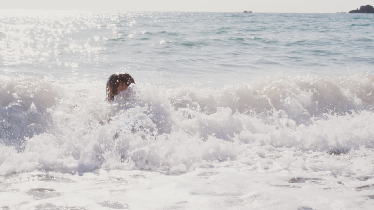 여름 해변 휴가 에서 바디보드 를 타고 바다 에서 놀고 있는 소녀