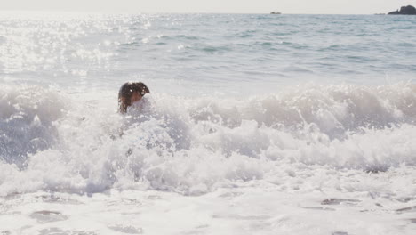 chica jugando en el mar con bodyboard en vacaciones de playa de verano