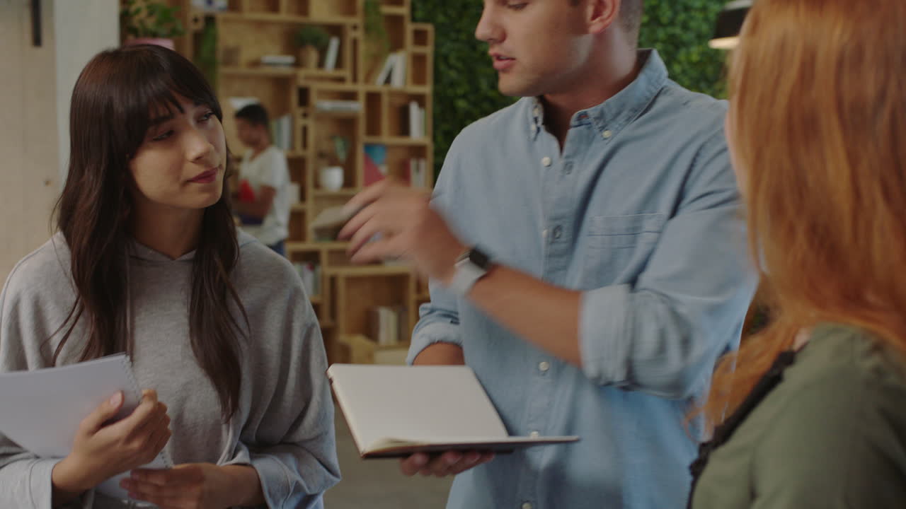 다양 한 사업가 들 이 창의적 인 팀 리더 로 아이디어 를 공유 하는 사업가 들 이 사무실 에서 노트북 을 사용 하여 함께 일 하는 동료 들 을 즐기는 것