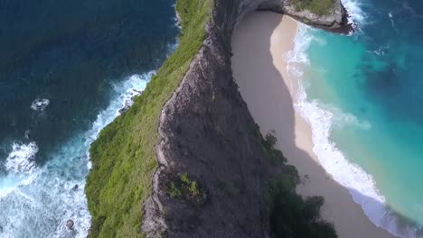 maravillosa vista aérea vuelo vista aérea drone disparado al camino en el borde alto en el cielo en la playa de kelingking en nusa penida como parque jurásico