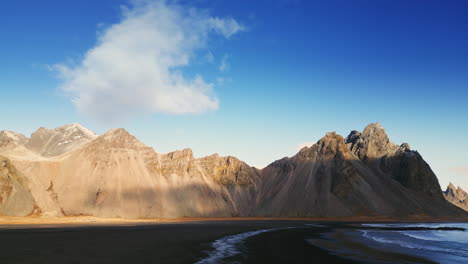 Drohnenaufnahme-Der-Vestrahorn-Berge