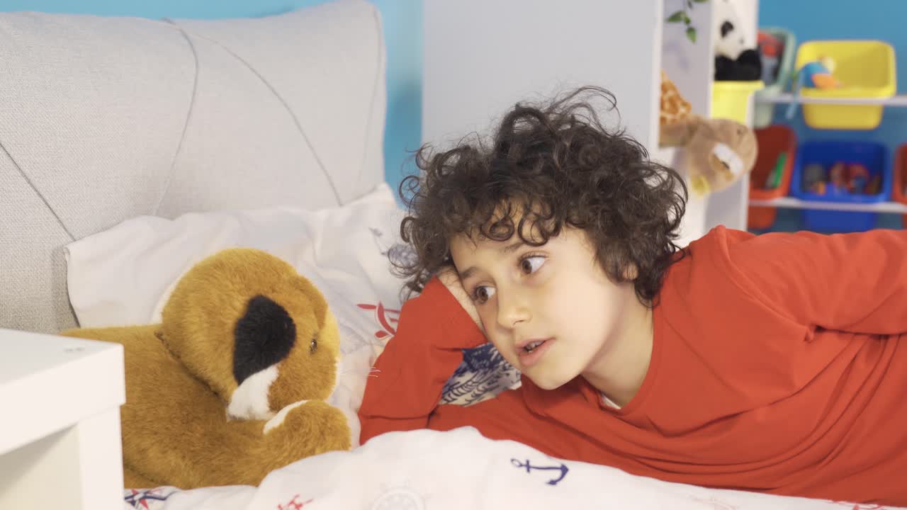 장난감 개와 이야기하는 귀여운 소년. 상상력.