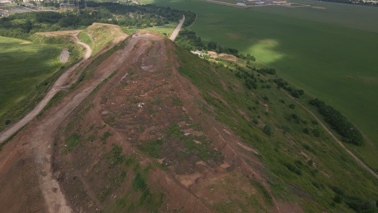 vertedero de residuos domésticos. cerrado para su procesamiento. protección del medio ambiente. toma de primer plano. fotografía aérea.