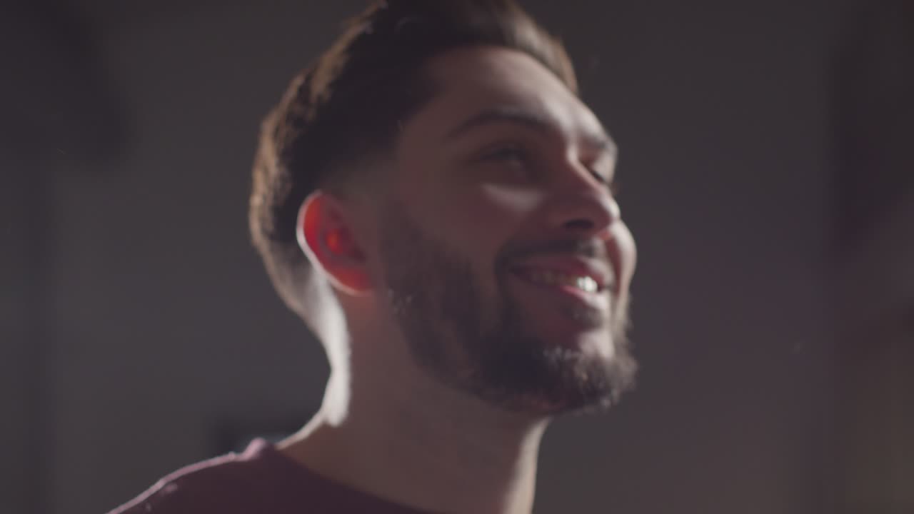 joven complacido en casa recibiendo una llamada telefónica que confirma la oferta de trabajo 7