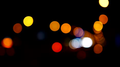 luces desenfocadas calle de los ángeles resumen. fondo borroso de la ciudad. círculos de bokeh en movimiento del tráfico nocturno.