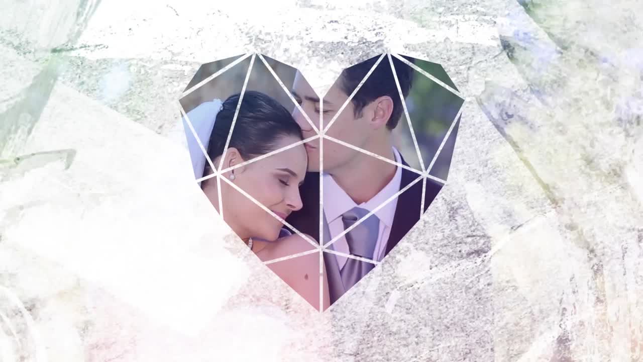 그냥 하 ⁇  심장 모양의 전면을 통해 결혼 한 커플