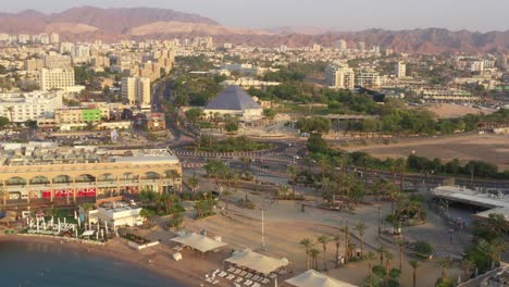 Vista-De-Eilat-Desde-Arriba-Del-Agua,-Toma-Dibujada-Acercándose-Al-Círculo-Principal