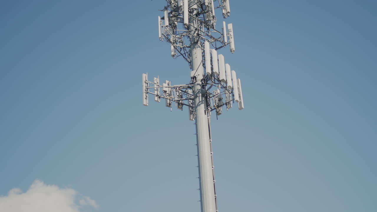 con antenas celulares contra un cielo azul