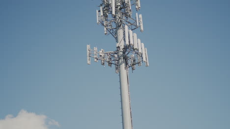 con antenas celulares contra un cielo azul