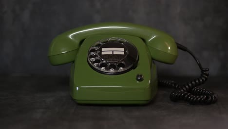 Grünes-Vintage-Telefon-Mit-Wählscheibe,-Analoges-Altes-Retro-Telefon