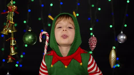 Niña-Vestida-De-Duende-Navideño-Disfraz-De-Ayudante-De-Santa-Bailando,-Bromeando.-Celebración-Navideña-De-Año-Nuevo