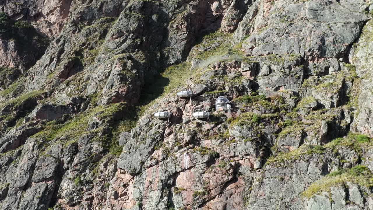 tomas de drones de escaladores en los acantilados de urubamba en cusco, perú