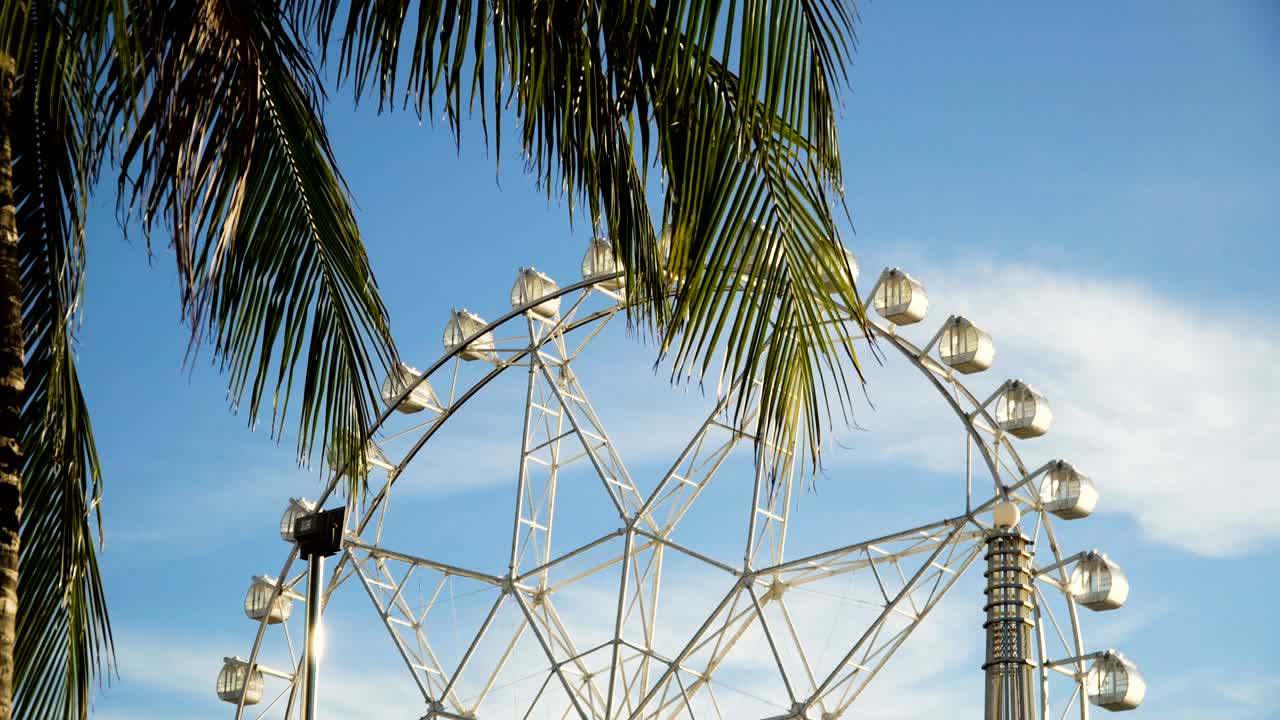 rueda gigante en un parque de atracciones