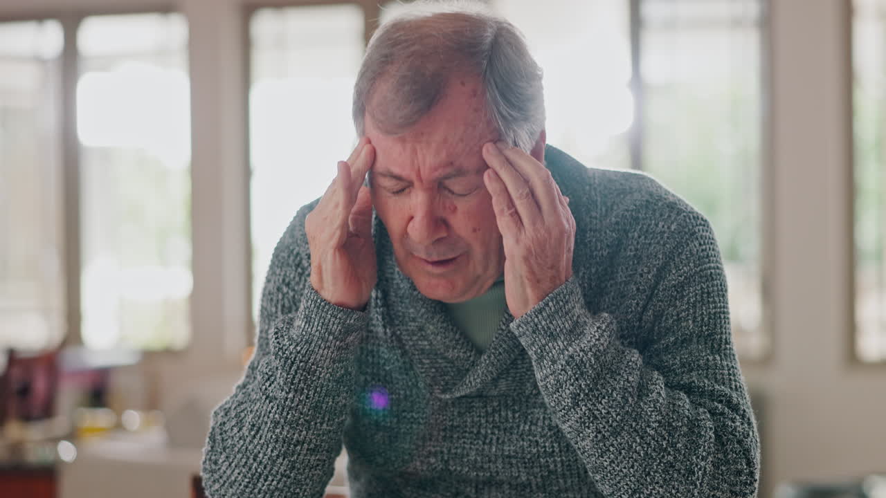 hombre mayor, dolor de cabeza y estrés en el hogar para el mental