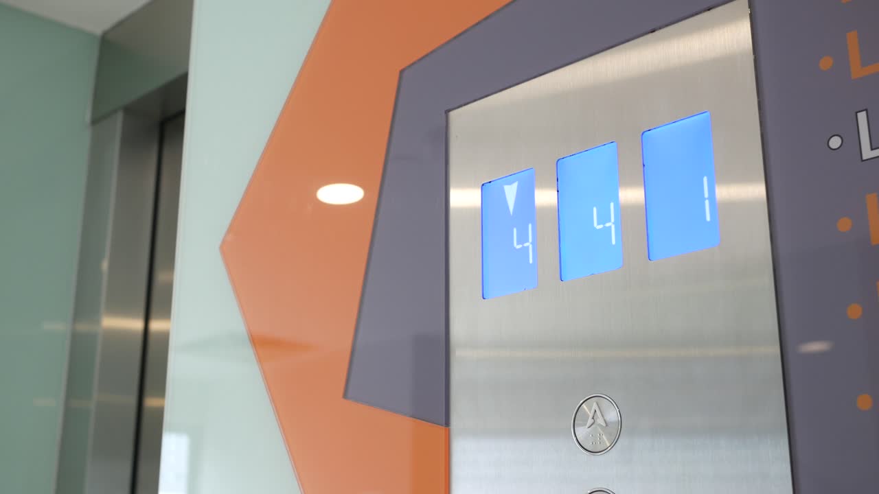 Electronic number display on screen in a lift
