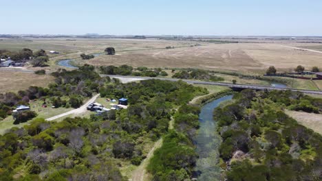 Un-Bonito-Arroyo-Que-Desemboca-En-El-Océano-Con-Un-Puente-Y-Un-Camping-Cerca