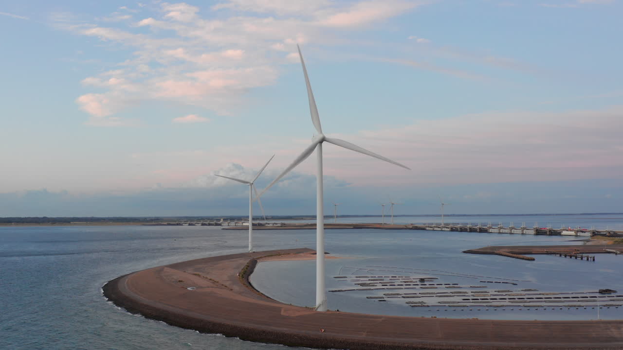 ветряные турбины и аквакультура во время заката на острове нельтье янс, нидерланды