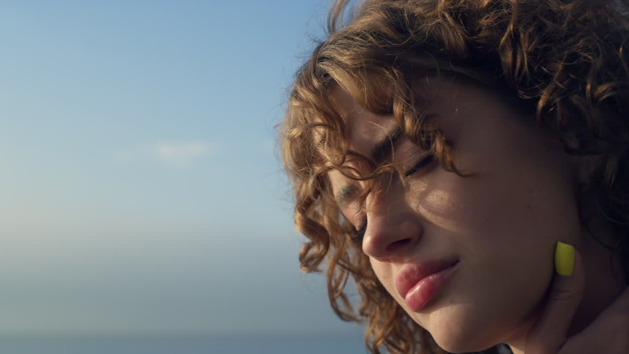 chica sensual posando ante la cámara. cara de mujer triste. mano de modelo femenina tocando el cuello