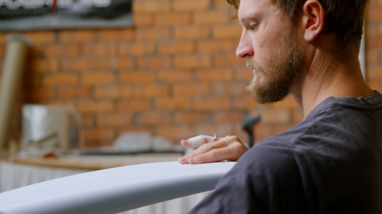 서프보드 4k 를 검사 하는 사람