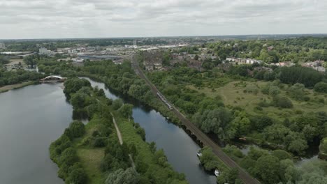 Tren-En-Movimiento-Whitlingham-Country-Park-Norwick-Vista-Aérea-Río-Yare-Verano