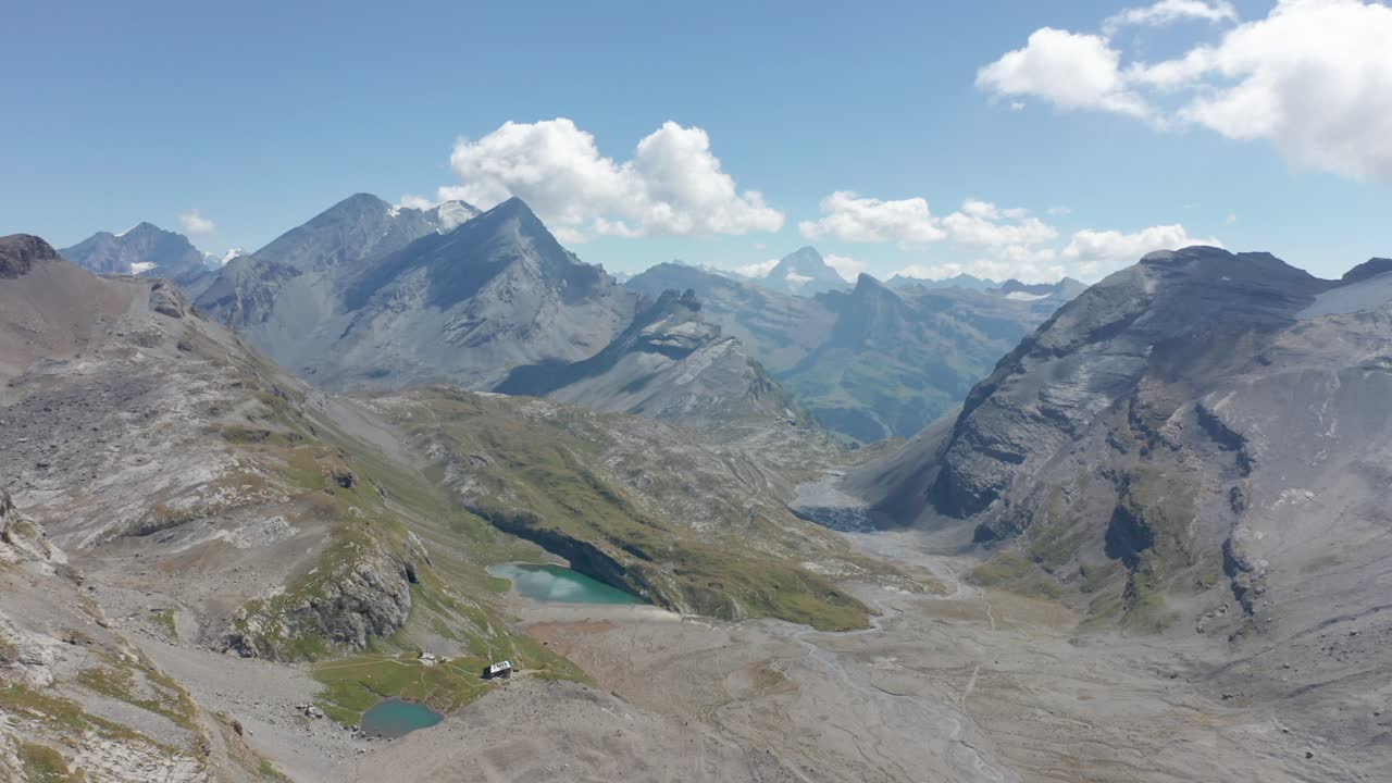 Ripresa aerea dall'alto di un lago prosciugato nelle montagne svizzere.