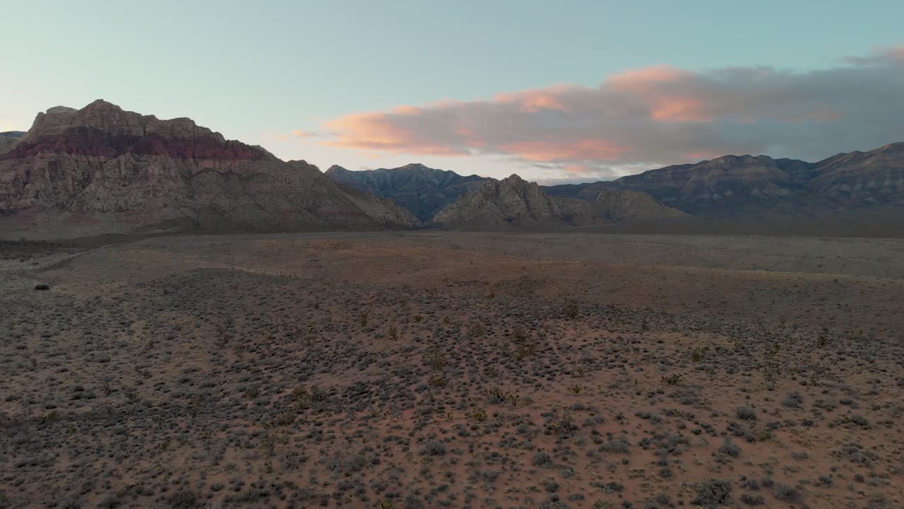 Dronebilde fra luften av Red Rock Canyon ved solnedgang