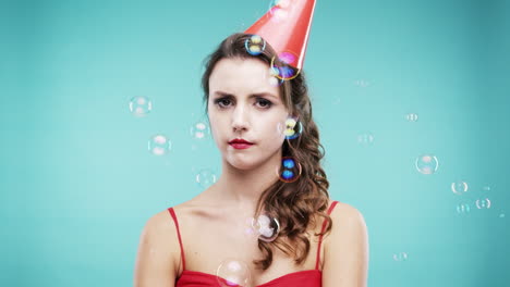 mujer infeliz con sombrero de fiesta y burbujas
