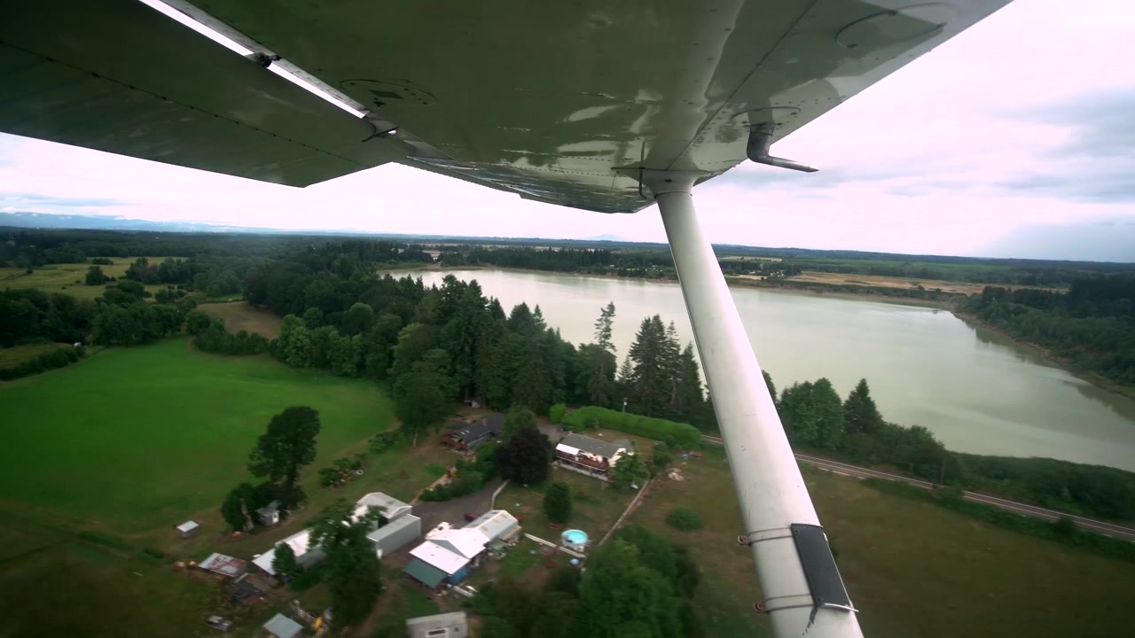 Reaaliaikaista kuvamateriaalia pienen lentokoneen ikkunasta sen laskeutuessa kunnalliselle lentokentälle lähellä Portlandia, Oregonia