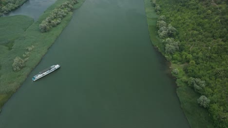 Sanfte-Drehung-Der-Drohnenkamera-Von-Oben-Nach-Unten,-Unsere-In-Richtung-Fluss-Und-Weiter-Zum-Horizont