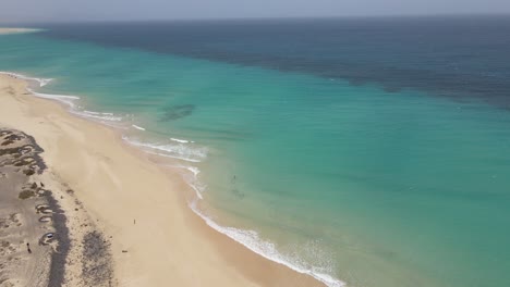 toma aérea de drones de una hermosa playa con agua clara en fuerteventura en las islas canarias