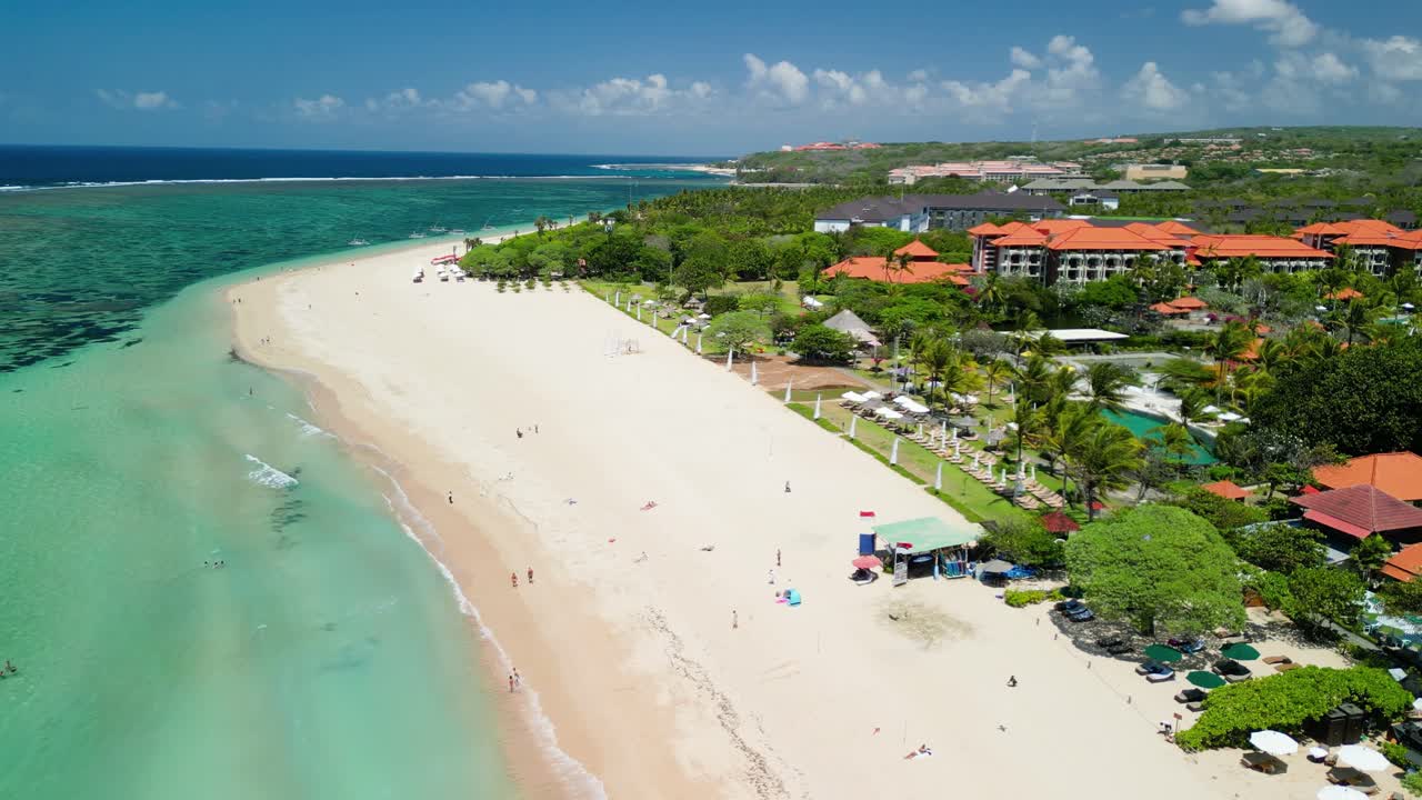 Ripresa aerea in movimento sulla spiaggia di Nusa Dua, Bali, Indonesia