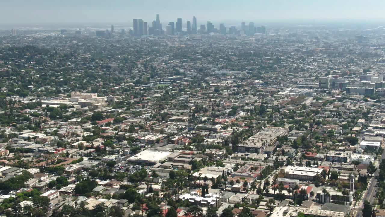 Ripresa con drone del paesaggio urbano di Los Angeles che si inclina verso Downtown LA