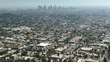 Tiro-De-Drone-Del-Paisaje-Urbano-De-Los-ángeles-Inclinándose-Hacia-El-Centro-De-La