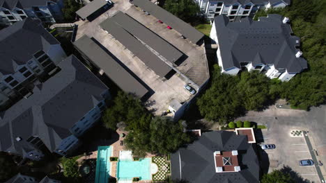 Villas-at-Hermann-Park-Apartment-Complex,-Upscale-Housing-in-South-Houston-Texas-USA,-Revealing-Drone-Shot