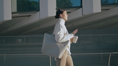 Mujer-De-Negocios-Caminando-Hablando-Con-Auriculares-Inalámbricos.-Chica-Usando-Auriculares-Para-Llamar.