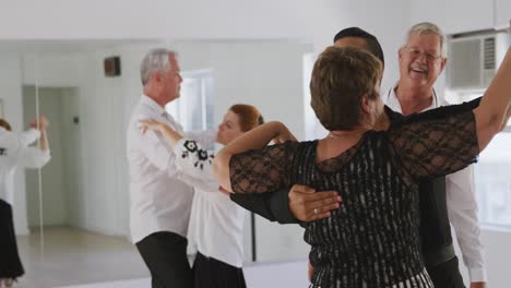 Profesor-De-Danza-Masculina-De-Raza-Mixta-Tomando-Una-Clase-De-Baile-De-Salón-En-Un-Estudio-De-Danza