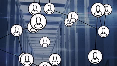 animatie van verbonden iconen en computertaal over serverruimte