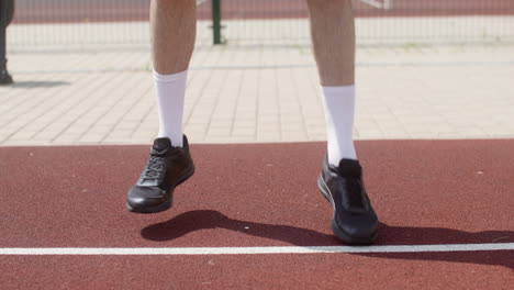 Vista-Cercana-De-Los-Pies-Del-Hombre-En-Zapatillas-De-Deporte