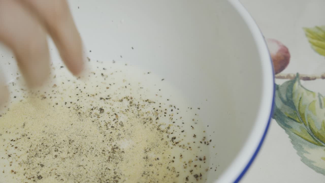 흰색 깊은 접시 안에 버터 우유에 향신료를 추가