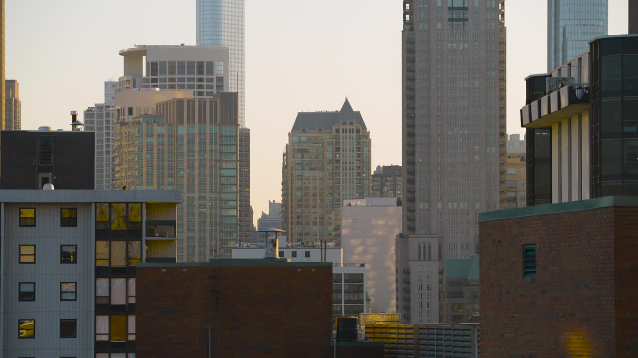 el centro de chicago en la luz de la hora dorada.