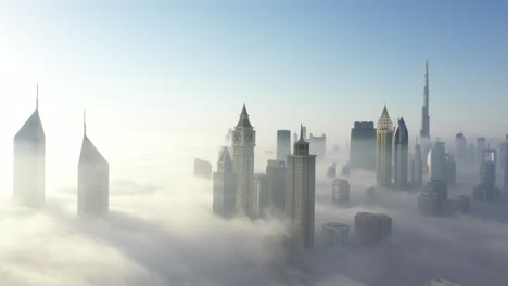 Dubai-City-Unter-Einer-Dose-Dichtem-Nebel