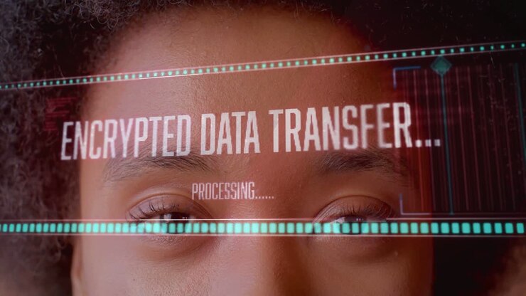 Kvinde åbner øjnene, mens HUD toner ind, behandler krypterede data, og trådkors justeres til biometri.