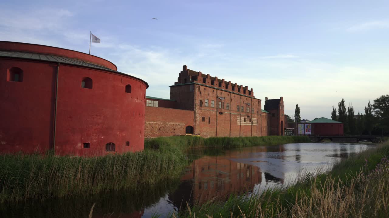 castillo de malmo bañado por la luz dorada del atardecer de verano