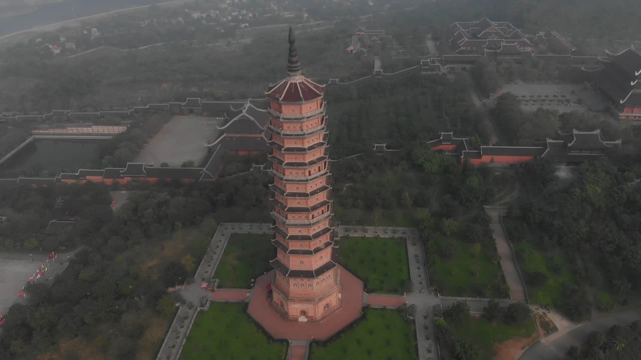 vista aérea de la pagoda de bai dinh en el ejército vietnamita