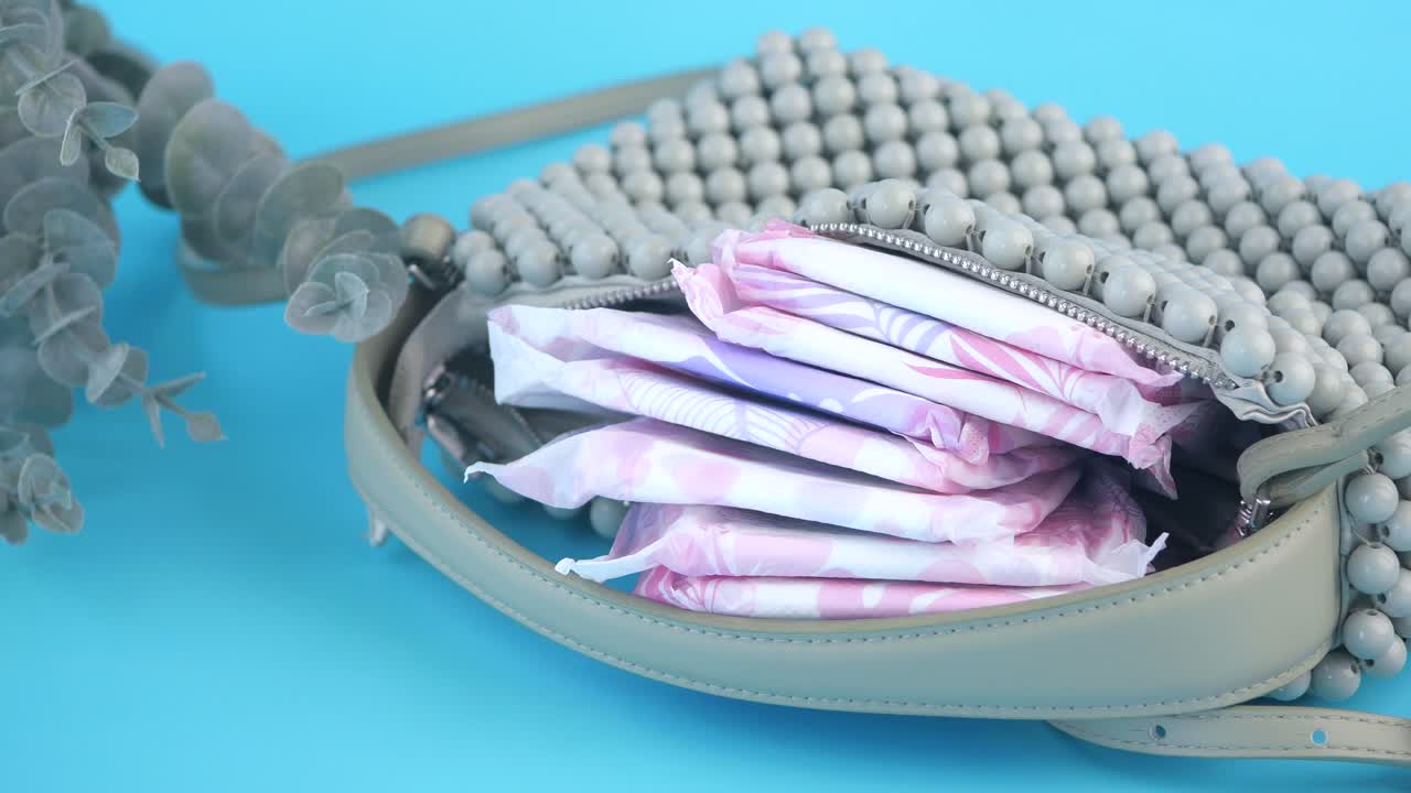 여성 위생용품은 회색 지갑에 담겨 있습니다.