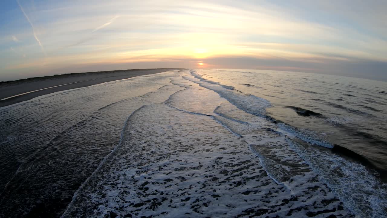 Vidunderlig solnedgang ved havet