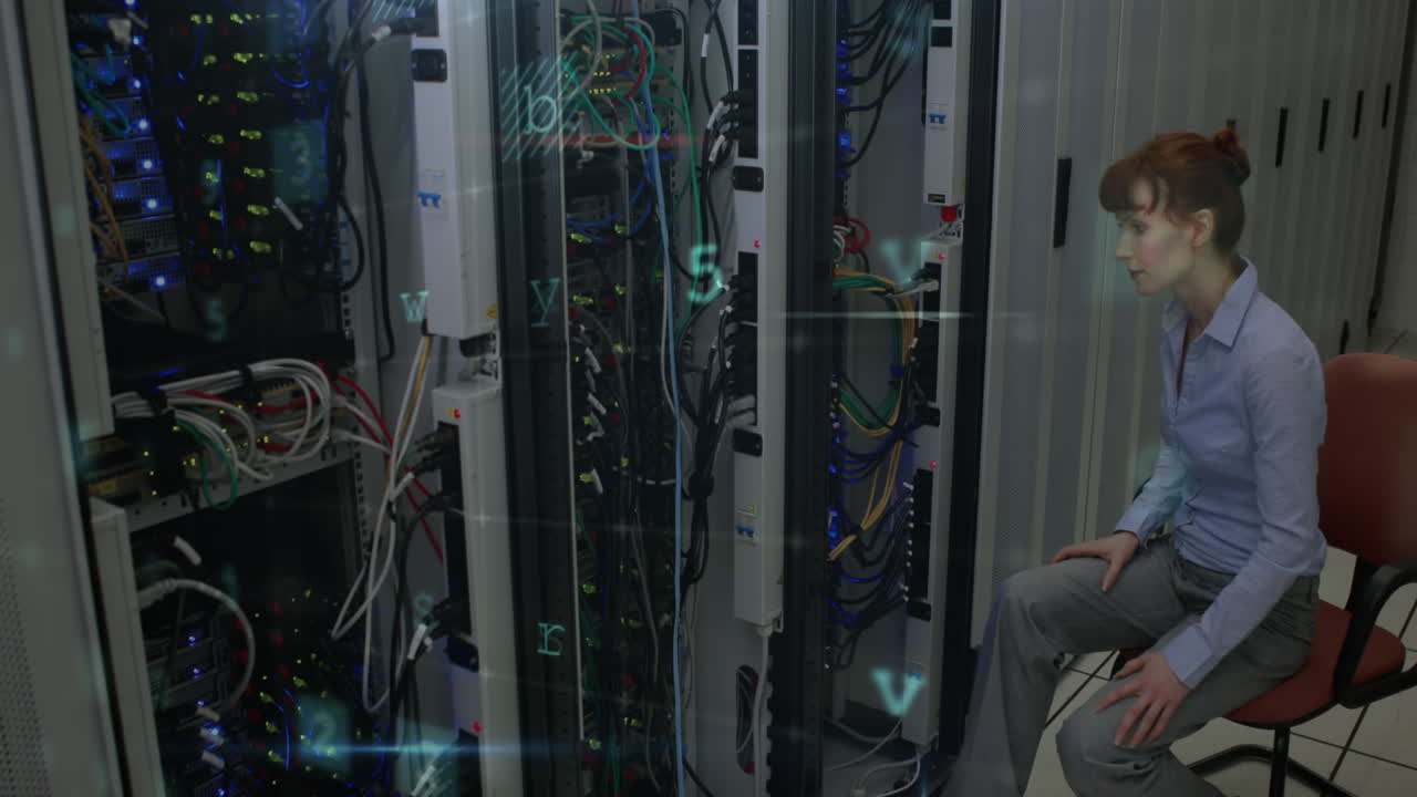 animación de texto de advertencia, procesamiento de datos a través de servidores informáticos y ingeniera informática caucásica