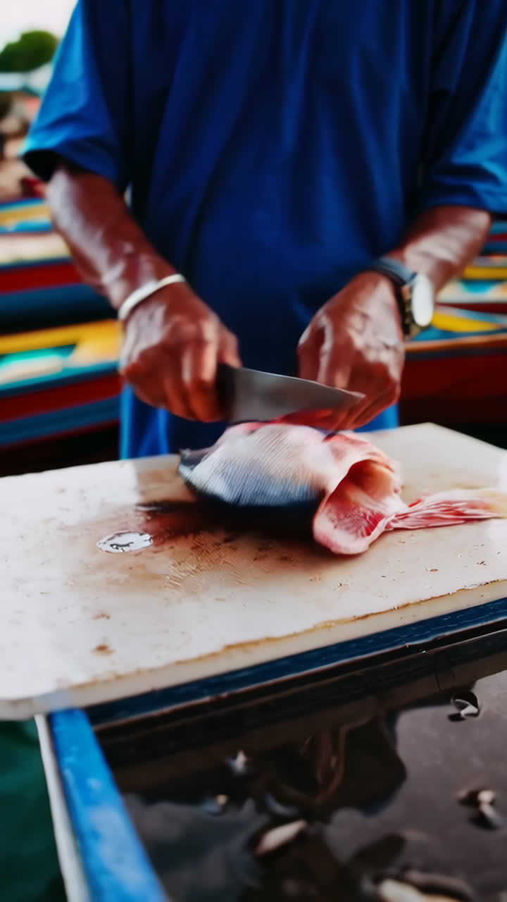 pescador cortando pescado en un mercado